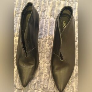 AEROSOLES Elegant V Vamp Black Heeled Booties